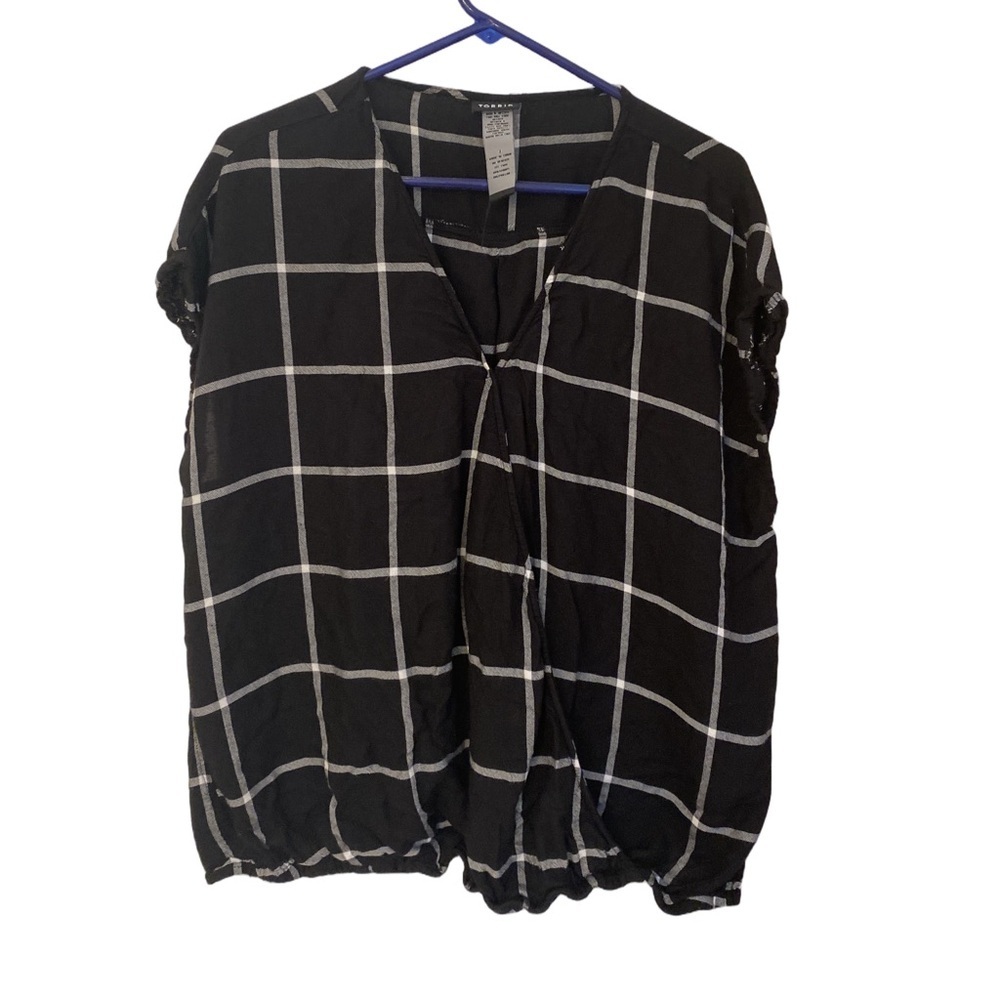 Torrid Black White Plaid Crossover Rayon Blouse Top Size 1 Plus 1X Elastic Hem - Picture 2 of 6